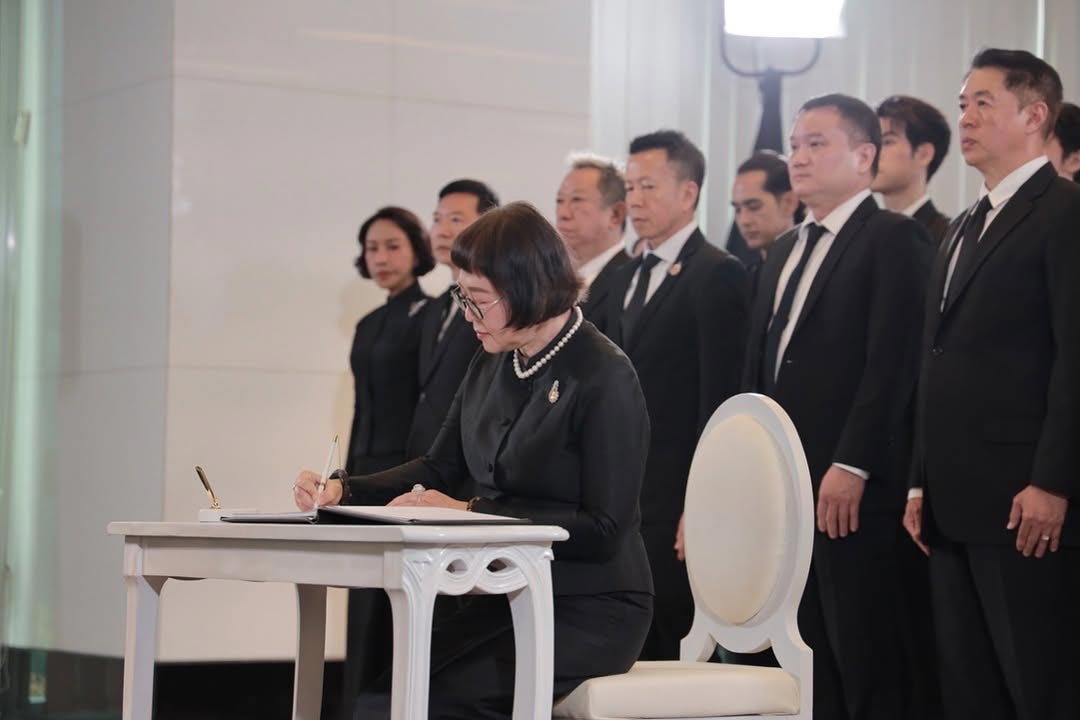 "พี่หน่อง อรุโณชา" ร่วมด้วย "อาร์ม วิบูลย์" พร้อมเหล่าผู้บริหาร ผู้จัดละคร ผู้ประกาศข่าว และนักแสดง ร่วมน้อมฯ รำลึกถึงพระมหากรุณาธิคุณอันหาที่สุดมิได้ และร่วมถวายความอาลัย แด่ "สมเด็จพระนางเจ้าสิริกิติ์ พระบรมราชินีนาถ พระบรมราชชนนีพันปีหลวง"