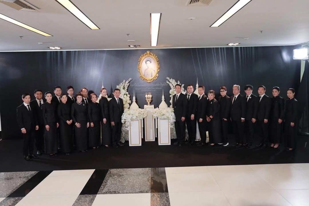 "พี่หน่อง อรุโณชา" ร่วมด้วย "อาร์ม วิบูลย์" พร้อมเหล่าผู้บริหาร ผู้จัดละคร ผู้ประกาศข่าว และนักแสดง ร่วมน้อมฯ รำลึกถึงพระมหากรุณาธิคุณอันหาที่สุดมิได้ และร่วมถวายความอาลัย แด่ "สมเด็จพระนางเจ้าสิริกิติ์ พระบรมราชินีนาถ พระบรมราชชนนีพันปีหลวง"