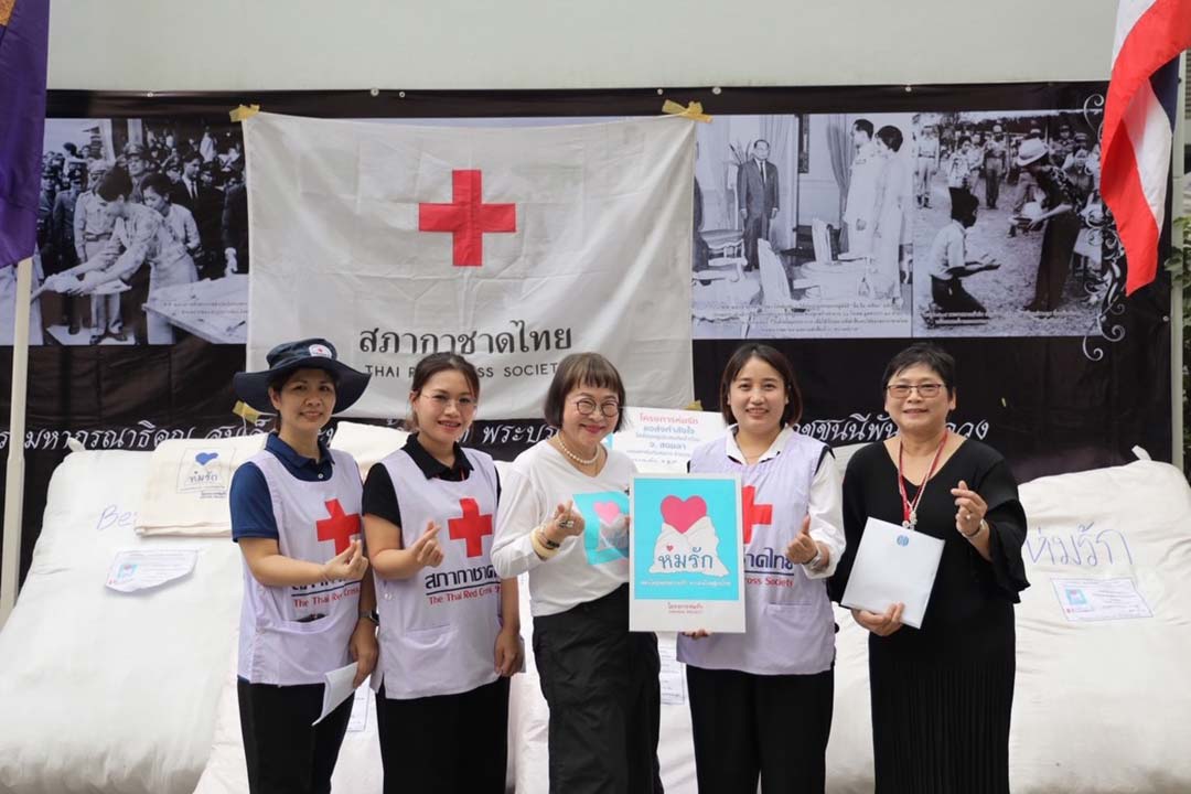 "พี่หน่อง อรุโณชา" ผู้อำนวยการโครงการห่มรัก ส่งมอบเครื่องกันหนาว ให้กับ "คุณหมออำนาจ บาลี" ผู้อำนวยการสำนักงานบรรเทาทุกข์ และประชานามัยพิทักษ์ สภากาชาดไทย