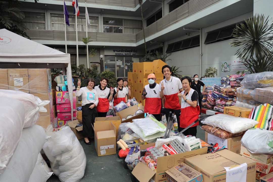 "พี่หน่อง อรุโณชา" ผู้อำนวยการโครงการห่มรัก ส่งมอบเครื่องกันหนาว ให้กับ "คุณหมออำนาจ บาลี" ผู้อำนวยการสำนักงานบรรเทาทุกข์ และประชานามัยพิทักษ์ สภากาชาดไทย