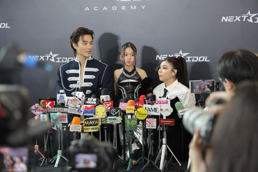 "พี่หน่อง อรุโณชา" มอบดอกไม้แสดงความยินดีกับ "บี้ ธรรศภาคย์" ผู้บริหาร "Next Idol Academy"