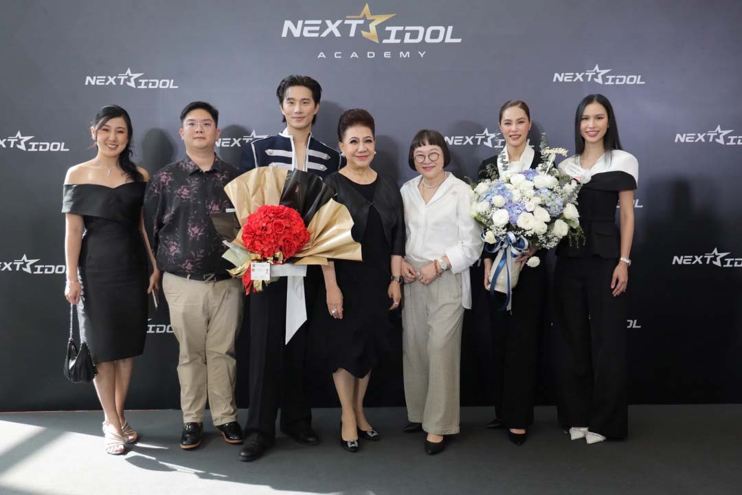 "พี่หน่อง อรุโณชา" มอบดอกไม้แสดงความยินดีกับ "บี้ ธรรศภาคย์" ผู้บริหาร "Next Idol Academy"