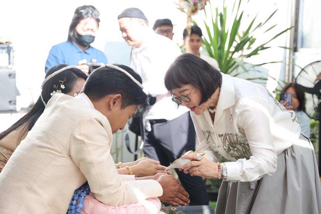 "พี่หน่อง อรุโณชา" ร่วมรดน้ำสังข์ และแสดงความยินดีกับพิธีวิวาห์หวานฉ่ำ ของเจ้าสาว "จอย ศิริลักษณ์"  และเจ้าบ่าว "บี กฤษณะพงศ์" 