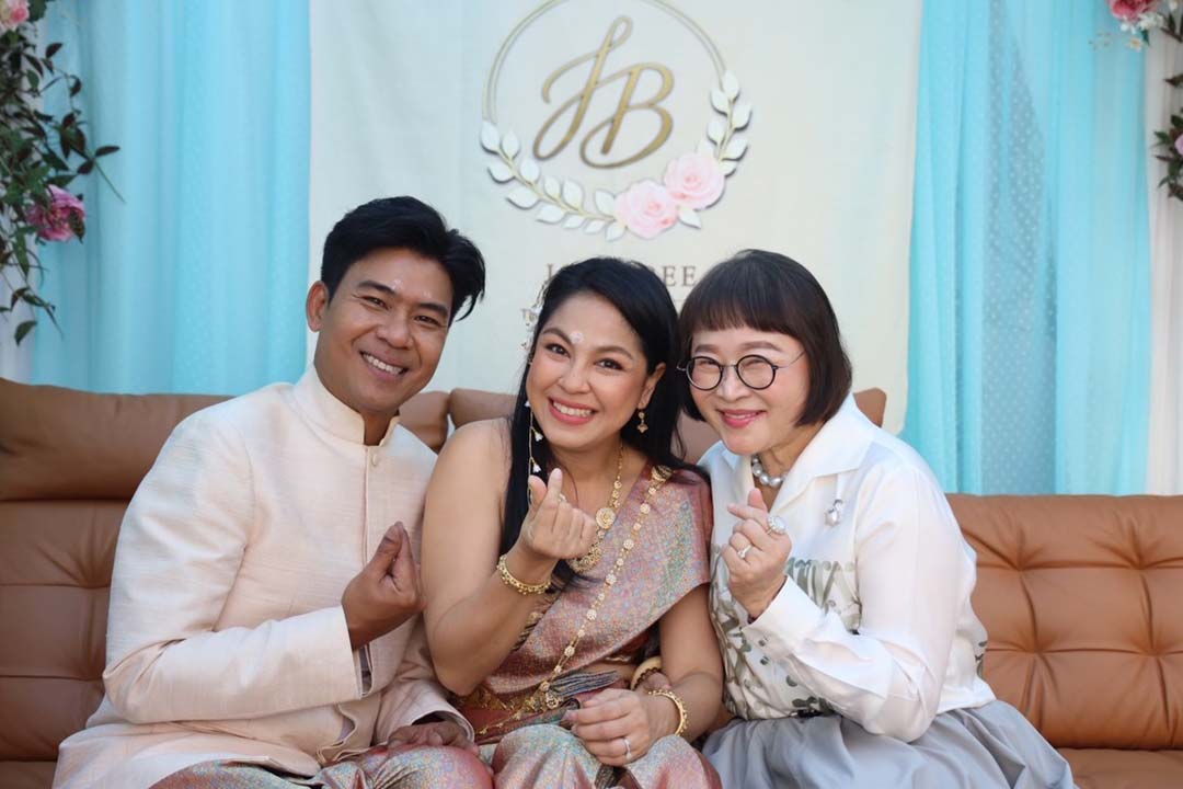 "พี่หน่อง อรุโณชา" ร่วมรดน้ำสังข์ และแสดงความยินดีกับพิธีวิวาห์หวานฉ่ำ ของเจ้าสาว "จอย ศิริลักษณ์"  และเจ้าบ่าว "บี กฤษณะพงศ์" 