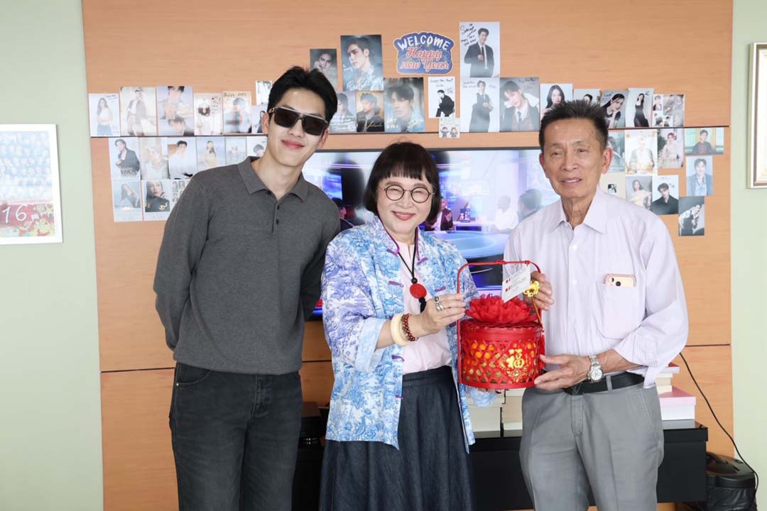 "พี่หน่อง อรุโณชา" พร้อมด้วย "ต้า อธิวัตน์" นักแสดงในสังกัด เข้าพบ "คุณสมรักษ์ ณรงค์วิชัย",  "คุณอาร์ม วิบูลย์", "คุณสรยุทธ สุทัศนะจินดา", รายการสีสันบันเทิง และรายการข่าวสามสี เนื่องในเทศกาลตรุษจีน