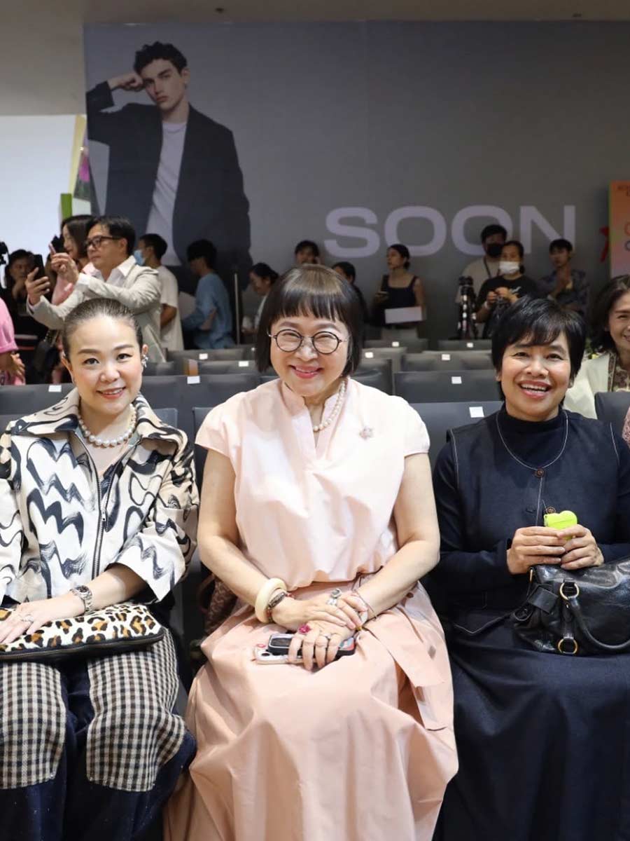 "พี่หน่อง อรุโณชา" มอบดอกไม้ แสดงความยินดีกับ "น้องเบลล่า ราณี" ในงาน GRAND OPENING OF HATHAI HERB หทัยเฮิร์บ