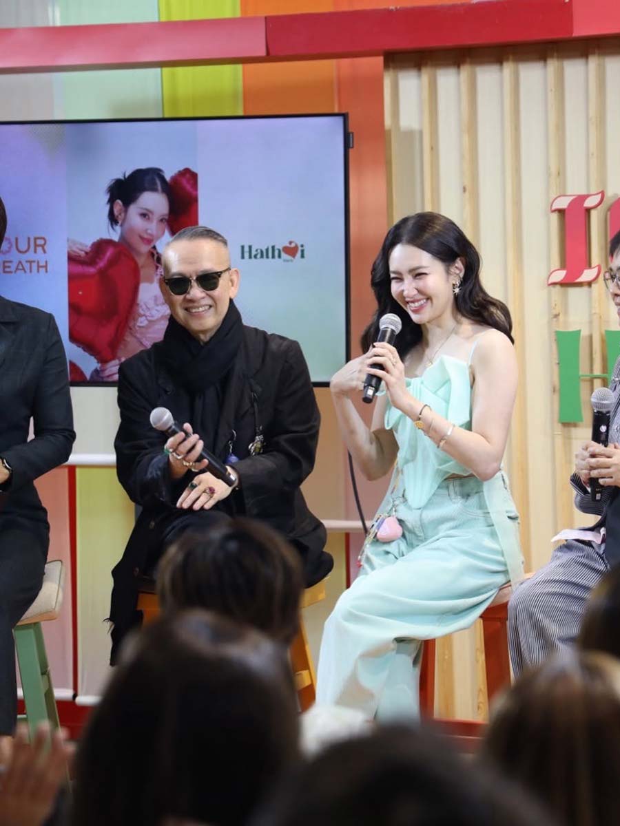 "พี่หน่อง อรุโณชา" มอบดอกไม้ แสดงความยินดีกับ "น้องเบลล่า ราณี" ในงาน GRAND OPENING OF HATHAI HERB หทัยเฮิร์บ