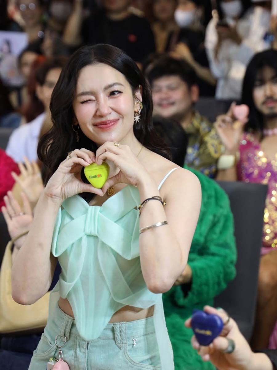 "พี่หน่อง อรุโณชา" มอบดอกไม้ แสดงความยินดีกับ "น้องเบลล่า ราณี" ในงาน GRAND OPENING OF HATHAI HERB หทัยเฮิร์บ