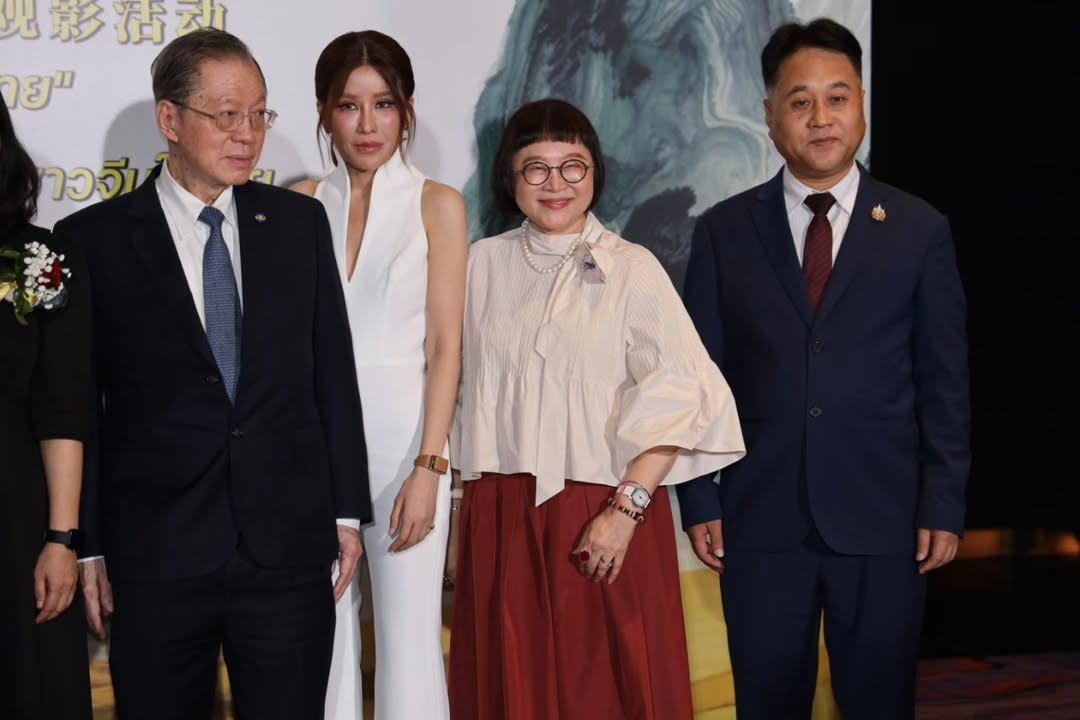 "พี่หน่อง อรุโณชา" พร้อมด้วยนักแสดง "น้องอินดี้ ธนดล" ร่วมชมภาพยนตร์รอบพิเศษ เรื่อง "ยอดยุทธ์ดาบพิทักษ์" 