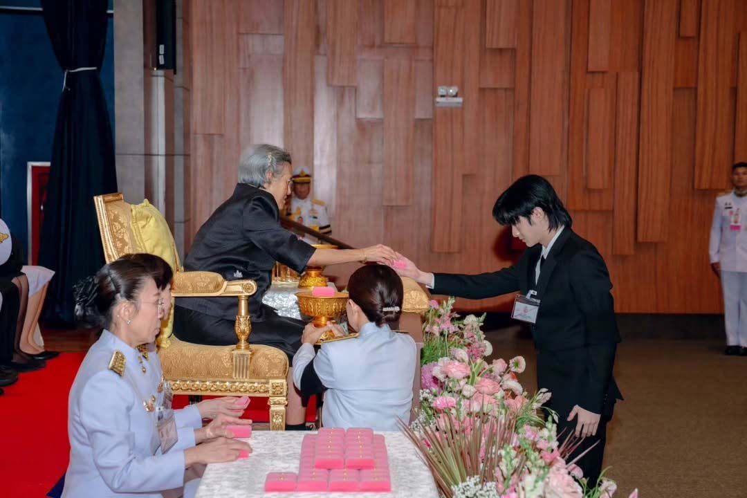 "พี่หน่อง อรุโณชา" พร้อมด้วย "น้องอินดี้ ธนดล" นักแสดงในสังกัด เข้าร่วมพิธีรับพระราชทานเข็มที่ระลึกวันอานันทมหิดล ประจำปี พ.ศ. 2569 จากสมเด็จพระกนิษฐาธิราชเจ้า กรมสมเด็จพระเทพรัตนราชสุดาฯ สยามบรมราชกุมารี 