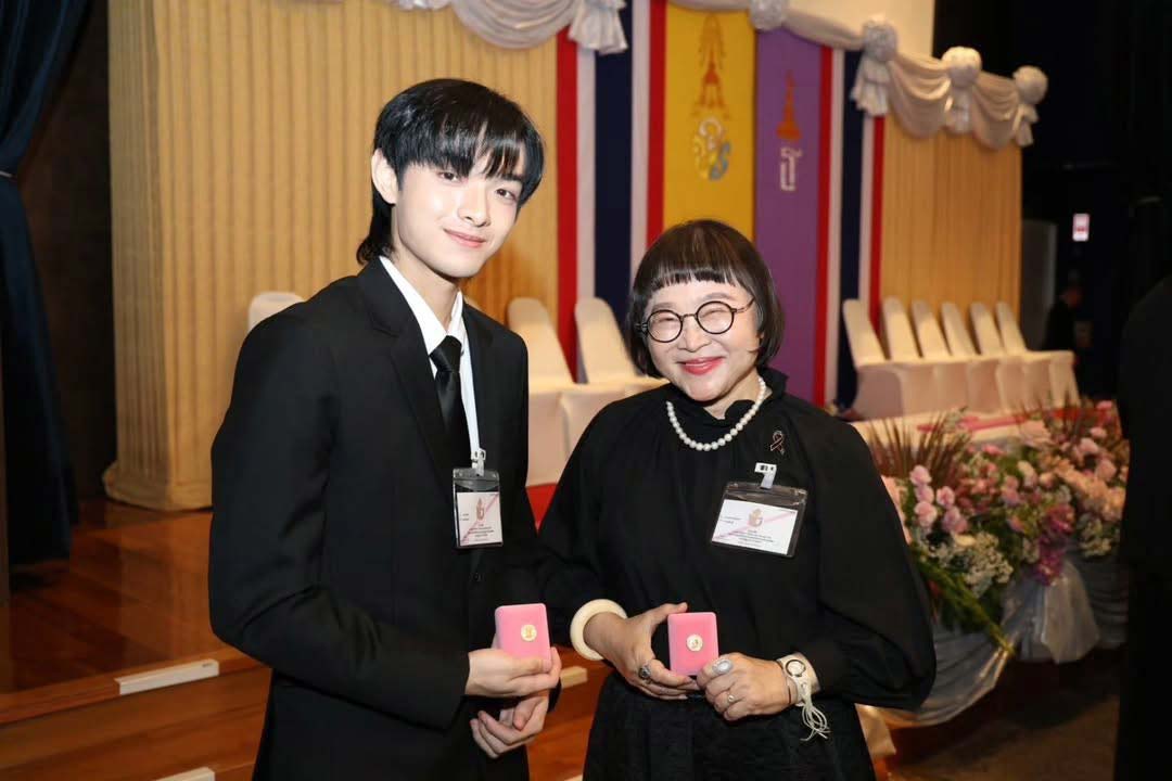 "พี่หน่อง อรุโณชา" พร้อมด้วย "น้องอินดี้ ธนดล" นักแสดงในสังกัด เข้าร่วมพิธีรับพระราชทานเข็มที่ระลึกวันอานันทมหิดล ประจำปี พ.ศ. 2569 จากสมเด็จพระกนิษฐาธิราชเจ้า กรมสมเด็จพระเทพรัตนราชสุดาฯ สยามบรมราชกุมารี 