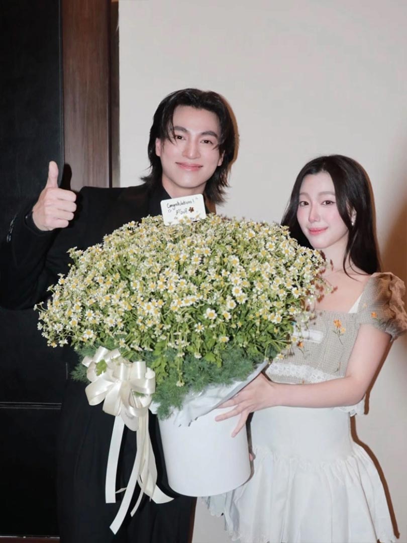 "พี่หน่อง อรุโณชา" พร้อมทีมนักแสดง ผู้กำกับ "น้องเอ๋ยพี่เอ่ยขอข้าวขอแกง" ร่วมแสดงยินดีและมอบดอกไม้กับ "กลัฟ คณาวุฒิ" ในงาน Gala Premiere กับผลงานภาพยนตร์ "อัศจรรย์วันทอง"