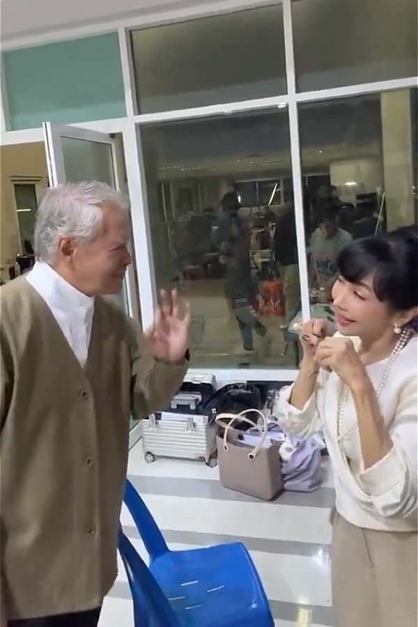 อาหนิง กับพี่ตั๊ก ขอเสิร์ฟความน่ารักให้กับแฟนๆ ทุกคนนะค้าาา

#ฝนล้านฤดู
#EternalRain
#MonoOrinigal
#Monamax
#MONO29
#ตั๊กมยุรา
#อาหนิงนิรุตติ์
#broadcastthaitv