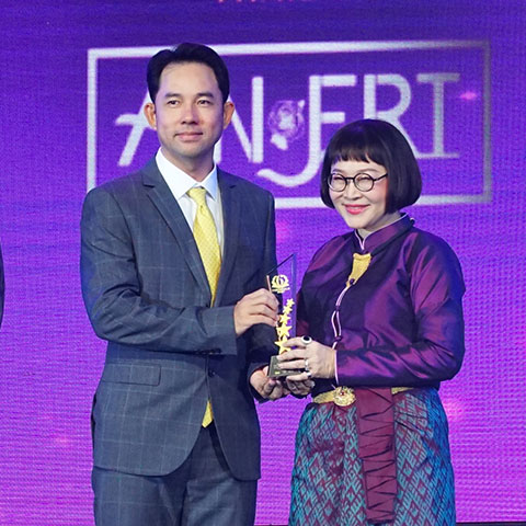 รางวัล THAILAND HEADLINES PERSON OF THE YEAR AWARD สาขา วัฒนธรรมและบันเทิง จากละครเรื่อง 