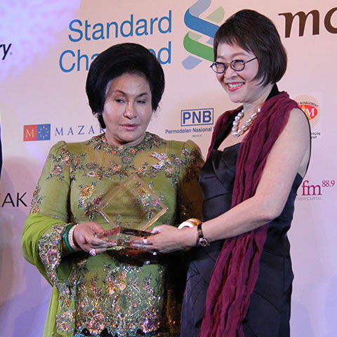 รางวัล Asia's Leading Woman in Media 2012
(รางวัลสตรีผู้นำดีเด่นแห่งเอเซีย สาขาสื่อสารมวลชน)
จาก การประชุม woman in leadership forum Asia 2012
