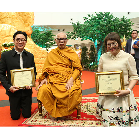 รางวัลฑูตพระพุทธศาสนา วันวิสาขบูชา ประจำปี 2558 จากสภาศิลปินส่งเสริมพระพุทธศาสนาแห่งประเทศไทย