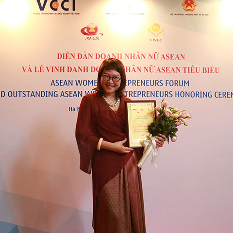 รางวัล OUTSTANDING ASEAN WOMEN ENTREPRENEURS,
ASEAN WOMEN ENTREPRENEURS FORUM 2015 (AWEF) ประเทศเวียดนาม