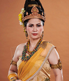 ปวีณา  ชารีฟสกุล